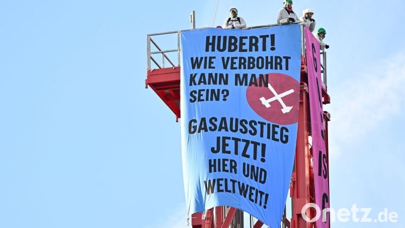 Die Aktivisten hatten auf dem Bohrturm ein Protestbanner befestigt. (Archivbild) Bild: Uwe Lein/dpa