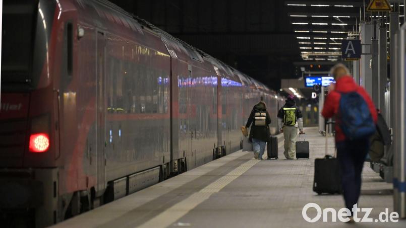 Reisende am Münchner Hauptbahnhof. Seit 1991 ist der Ausbau der Bahnstrecke Richtung Freilassing und Salzburg geplant. Nun könnte das Vorhaben ein weiteres Mal ins Stocken geraten. (Symbolbild) Bild: Malin Wunderlich/dpa
