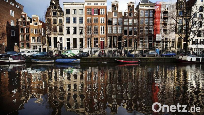 Werbung für Fleisch oder Flugreisen ist bald in Amsterdam vielerorts verboten. (Archivfoto) Bild: Jerry Lampen/dpa