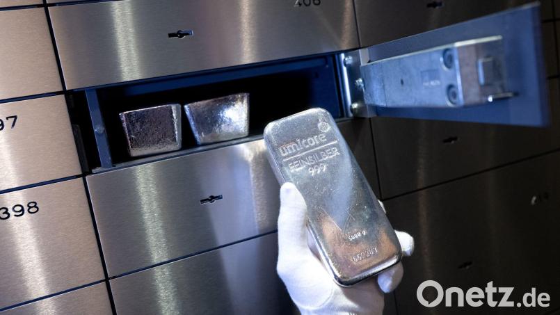 Edelmetalle - allen voran Gold - gelten bei vielen Investoren als sichere Häfen in Zeiten politischer Unsicherheiten. (Symbolbild) Bild: Sven Hoppe/dpa