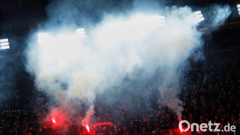 Die Berufung gegen die Strafe von Eintracht Frankfurt wurde abgewiesen (Archivbild). Bild: Joan Monfort/AP/dpa