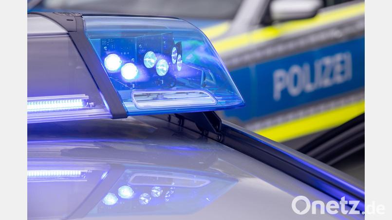 Die Polizei durchsuchte am Freitag Wohn- und Praxisräume des Arztes. (Symbolbild) Bild: Daniel Karmann/dpa