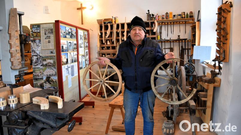 Der pensionierte Schreinermeister Horst Schafferhans zeigt rechts einen historischen Holzreifen und links einen Reifen, den er jüngst selbst gefertigt hat. Er sucht aktuell Unterstützung in der Alten Wagnerei. Diese müsse aber keine Reifen herstellen, betont er, sondern die Besucher durch die Werkstatt führen und historisches Wissen über die Wagnerei weitervermitteln. Bild: ubb