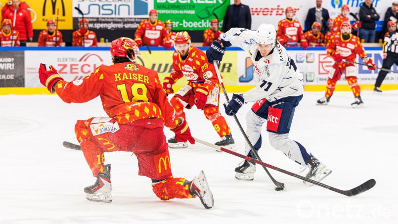 Cedric Schiemenz (weißes Trikot) beim Abschluss, doch dieser Versuch verfehlte das Tor des ESV Kaufbeuren. Bild: Werner Moller