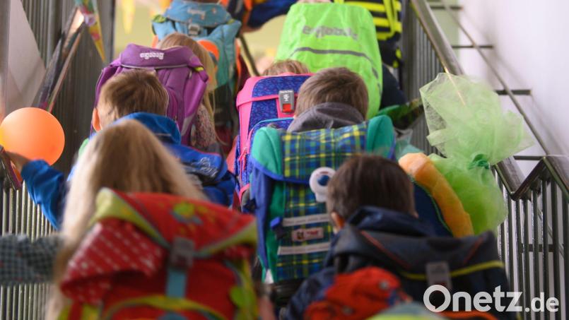 Für die neuen Erstklässler im kommenden Schuljahr gilt ein Anspruch auf Ganztagsbetreuung. (Symbolbild) Bild: Robert Michael/dpa-Zentralbild/dpa