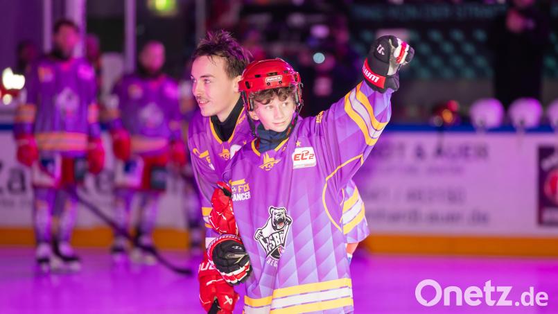 Paul Zschernitz (11) aus Amberg kann kämpfen - und wie. Der Junge hat bereits Krebs besiegt. Dafür erhielt der junge Eishockey-Fan symbolisch von den Eisbären Regensburg einen Profivertrag. Von der Pressekonferenz über die Kabine bis zum Spiel auf dem Eis war Paul Teil der DEL-2-Mannschaft und wurde von Spieler Constantin Ontl (links) begleitet. Bild: Melanie Feldmeier