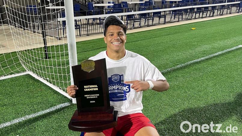 Tobias Gerber zeigt stolz die Trophäe vom Gewinn der Meisterschaft in der Division 2 der NJCAA Bild: T. Gerber/Northeast Community College