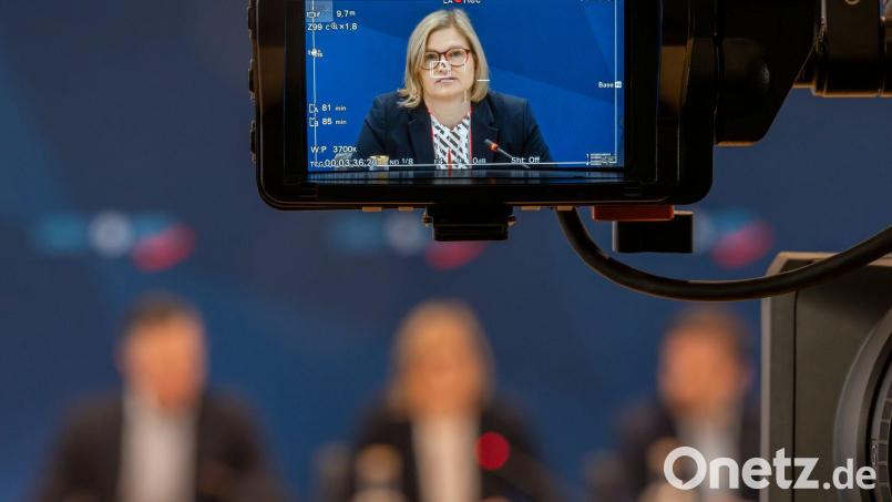 Die bayerische Landtags-AfD verschärft ihren Kurs weiter. Bild: Peter Kneffel/dpa