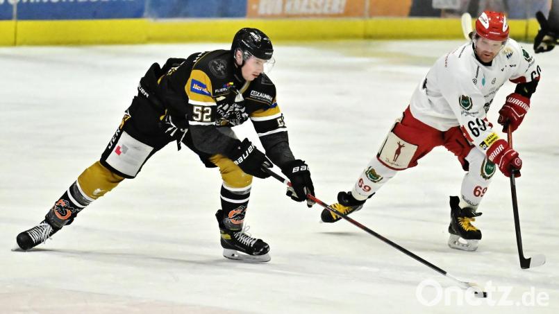 Max Gimmel (links) und der ERSC Amberg fokussieren sich auf die Abstiegsrunde in der Eishockey-Bayernliga. Bild: Hubert Ziegler