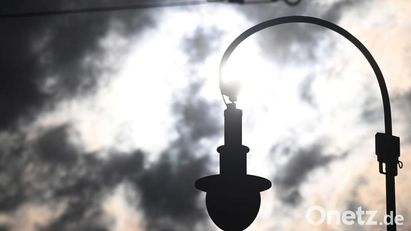 Der Wetterbericht gibt keine besonders guten Aussichten. (Symbolbild) Bild: Felix Hörhager/dpa