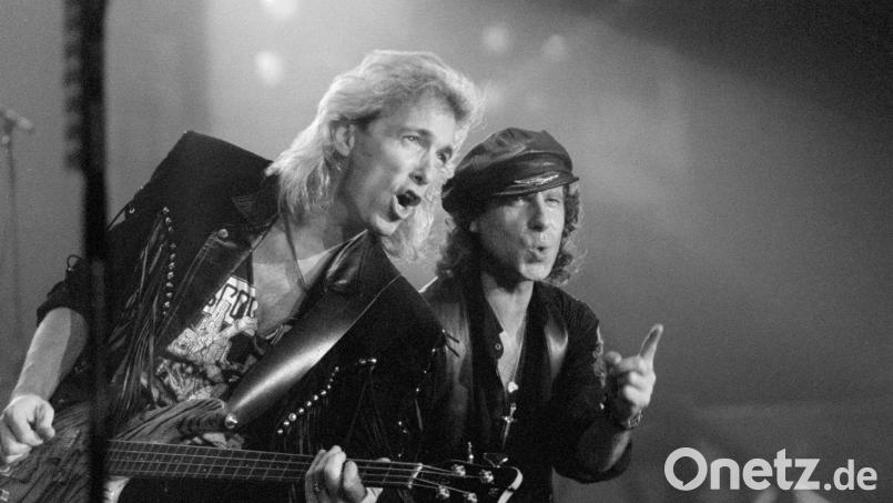 Der damalige Bassist Francis Buchholz (l.) mit Scorpions-Frontmann Klaus Meine 1991 in Frankfurt am Main. (Archivbild) Bild: Dieter Roosen/dpa
