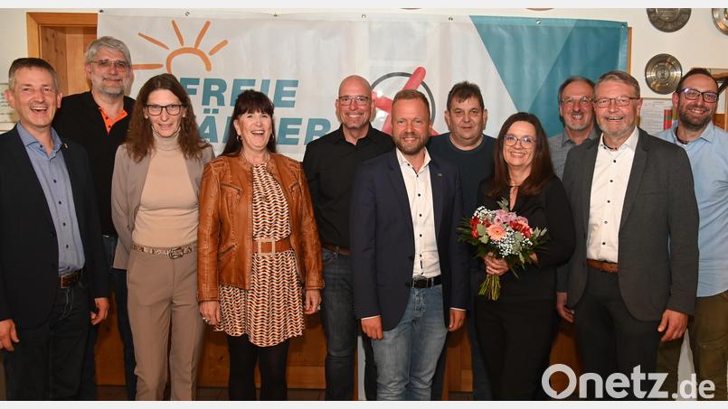 Mit einer engagierten Mannschaft wollen die Freien Wähler in Poppenricht punkten. Simone Luttenberger (Vierte von rechts) ist Bürgermeisterkandidatin. Bild: gf