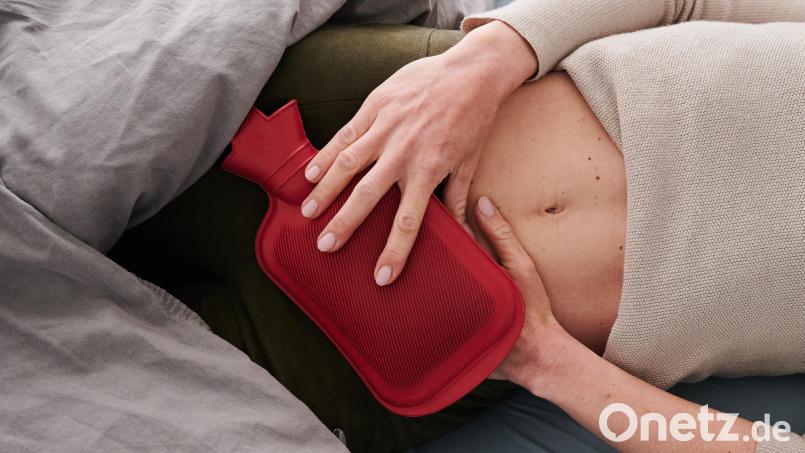 Die häufigsten Symptome der Endometriose sind starke, krampfartige Schmerzen vor oder während der Periode, die oft in den Rücken oder die Beine ausstrahlen, sowie chronische Unterleibsschmerzen, die auch zyklusunabhängig sein können. Symbolbild: Annette Riedl/dpa