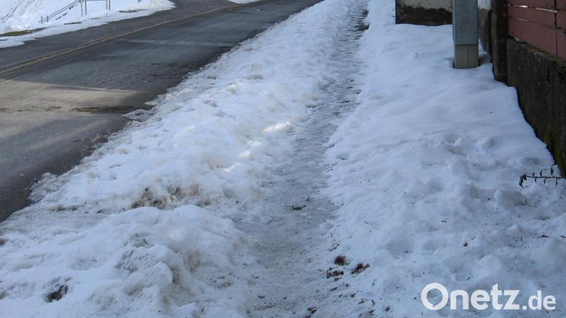 Nicht alle nehmen die Streu- und Räumpflicht für Gehwege in Immenreuth ernst. Bild: bkr