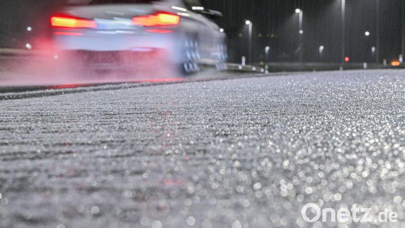 Auf den Straßen ist besondere Vorsicht geboten. Bild: Jason Tschepljakow/dpa