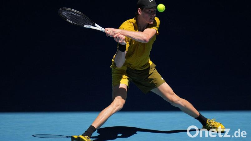 Jannik Sinner hatte bei der Hitze in Melbourne große Probleme. Bild: Dita Alangkara/AP/dpa