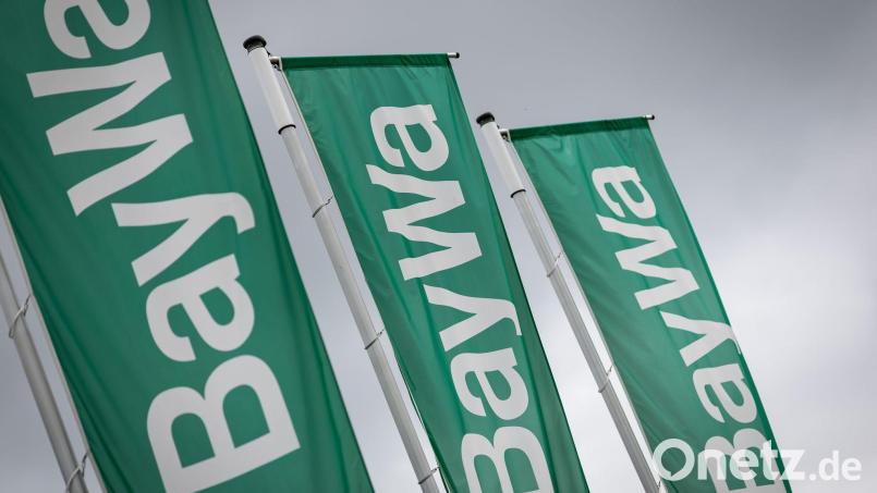 Baywa-Fahnen im Wind. Der Münchner Konzern befindet sich seit 2024 in einer stürmischen Phase. (Symbolbild) Bild: Daniel Karmann/dpa