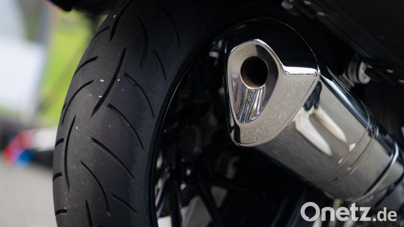 Der eifersüchtige Motorradfahrer folgt dem jungen Paar und attackiert schließlich den Fahrer des anderen Motorrads. (Symbolbild) Bild: Nicolas Armer/dpa