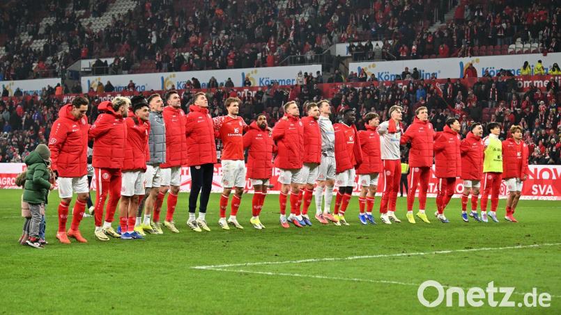 Die Mainzer feiern mit den Fans einen Sieg - wenig später wird das Stadion geäumt. Bild: Torsten Silz/dpa