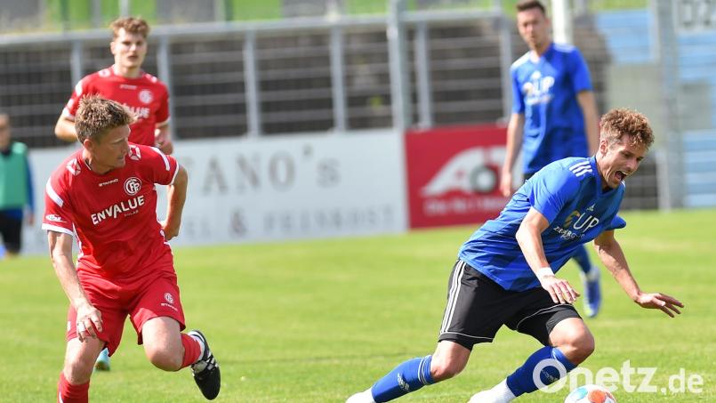 Benjamin Werner (rechts) stürmt künftig für die SpVgg Vohenstrauß. Archivbild: A. Schwarzmeier