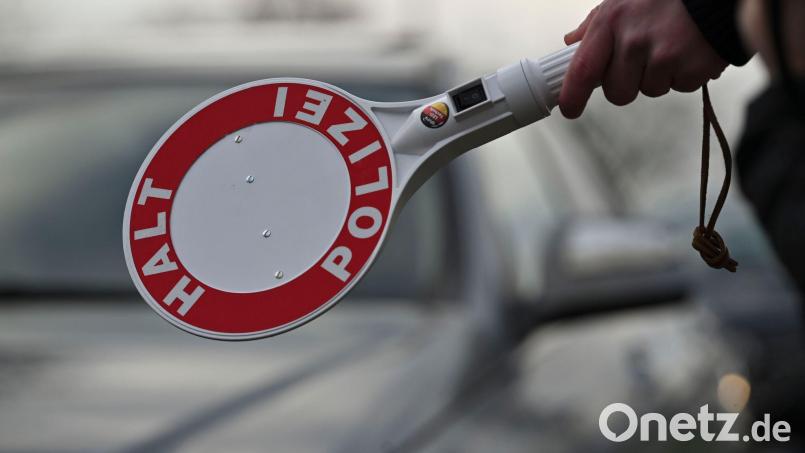 Bei einer Kontrolle auf der Autobahn 8 in Oberbayern stellte die Polizei 10 Kilo Haschisch sicher. (Symbolbild) Bild: Katharina Kausche/dpa