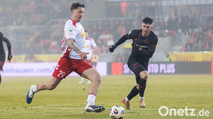 Für Adrian Fein (links/Szene gegen Ingolstadt) und den SSV Jahn gab es in Duisburg am Samstag nichts zu holen. Bild: Sascha Janne