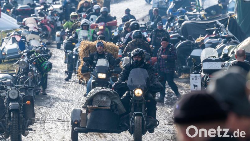 Teilnehmer des Elefantentreffens in Thurmansbang im vergangenen Jahr. Das alljährliche Motorradfestival im Bayerischen Wald wird heuer zum 68. Mal stattfinden - unter scharfen Auflagen für die Besucher. (Archivbild) Bild: Armin Weigel/dpa
