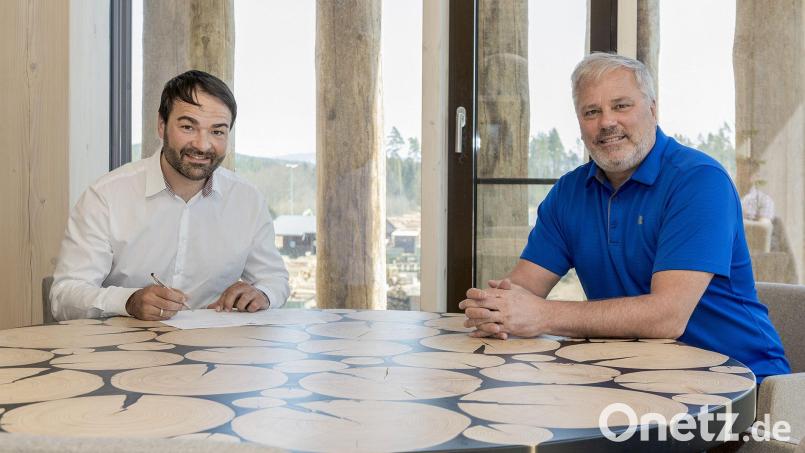 So fing alles an: Sebastian Buchwieser bei seiner offiziellen Vorstellung als Trainer der Blue Devils Weiden zusammen mit dem damaligen Sportlichen Leiter Ken Latta im Jahr 2021. Archivbild: Rene Oertel/exb