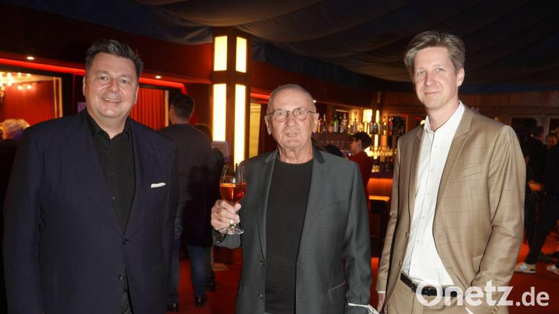 Holger Klotzbach (mitte), Gründer des Tipi am Kanzleramt - hier bei einer Uraufführung zwischen den früheren Senatoren Andreas Geisel und David Wesener -, ist am Freitag gestorben.  (Archivbild) Bild: Joerg Carstensen/dpa