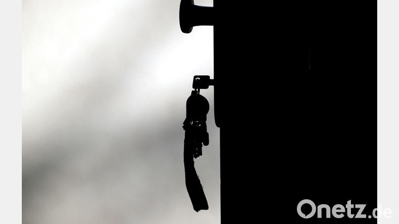 Täter täuschen bei Überfällen an Haus- und Wohnungstüren oft Notlagen vor. (Symbolbild) Bild: Ralf Hirschberger/dpa