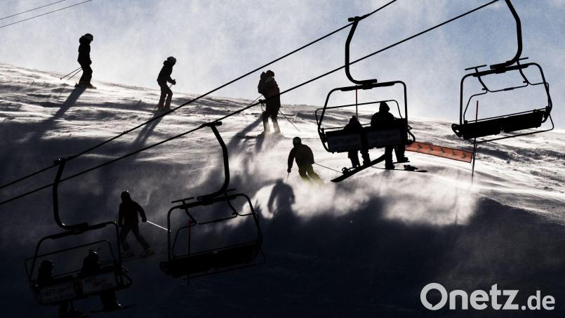 Auf Skipisten in Österreich und der Schweiz sind am Wochenende erneut mehrere Freizeitsportler verunglückt. Bild: Jean-Christophe Bott/KEYSTONE/dpa