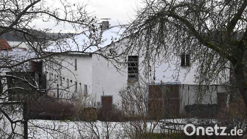 Das Anwesen Dorfstraße 9, hier im Bild die Nordseite, soll auf Antrag des Eigentümers in das neue Dorferneuerungsverfahren aufgenommen werden. Bild: gf