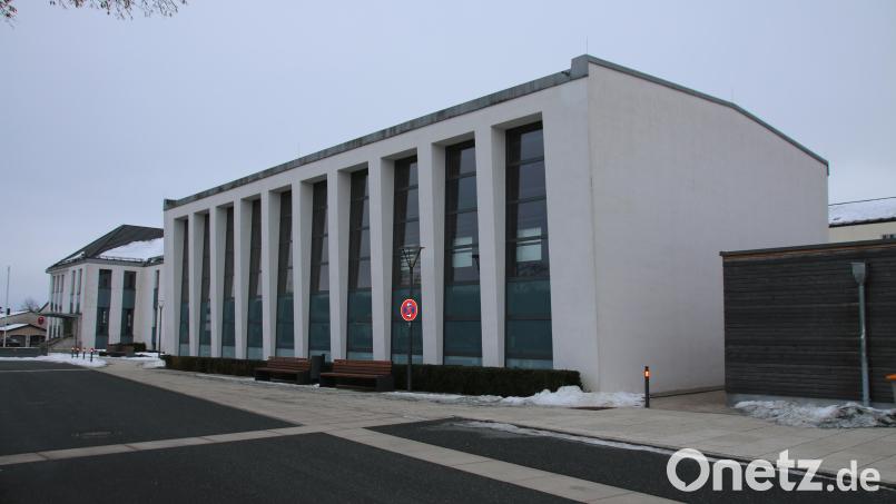 Das Gebäude beinhaltet das Lehrschwimmbecken und die Turnhalle der Grund- und Mittelschule. Turnhalle und Fassade wurden einst saniert, das Hallenbad nicht. Nun denkt die Stadt über ein eigenes Hallenbad nach. Bild: sne