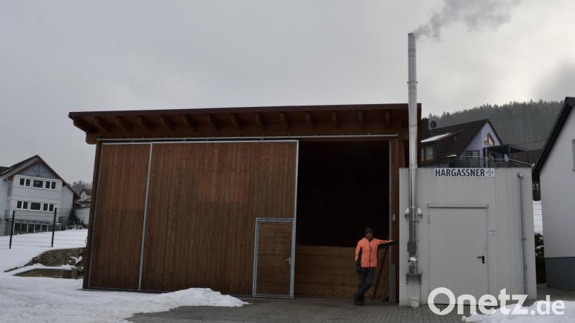 Gemeinderat Willi Grötsch betreibt seit 2021 eine Hackschnitzelheizung mit Holz aus dem eigenen Wald. Diese ist an vier Häuser angeschlossen. Bild: glb