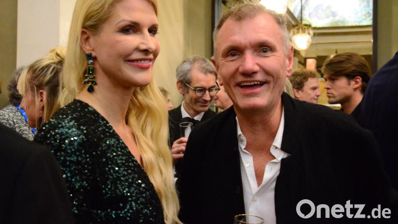 Rüdiger Böss, hier in Begleitung, fühlt sich pudelwohl auf der Aftershow-Party des Bayerischen Filmpreises. Bild: Kunz
