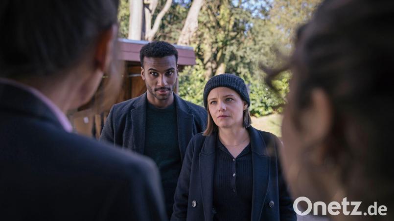 Liv Moormann und Patrice Schipper (M, Jasna Fritzi Bauer und Tijan Njie) überbringen eine traurige Nachricht. Bild: Magdalena Stengel/RB TV/Pressestelle/dpa