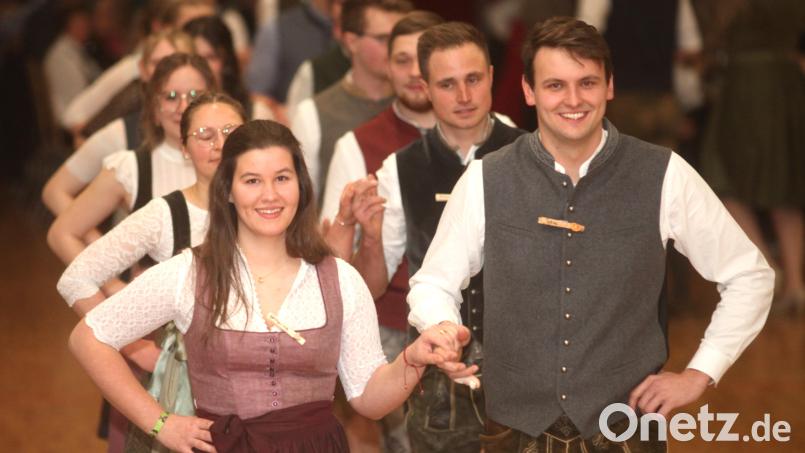 Die Vorsitzende der Jungbauernschaft, Katharina Eckl (links), führte die Paare zusammen mit ihrem Partner Tobias Stibich an. Zum "Auftanz" zogen die 17 Paare in den Saal der Nabburger Nordgauhalle ein. Bild: Hirsch