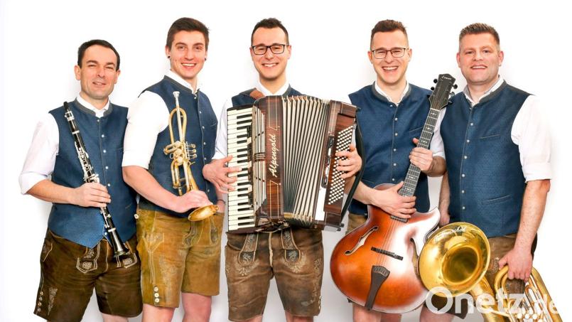 Stefan Neger (Klarinette, Gesang; von links), Moritz Ponader (Trompete, Gesang), Simon Schmidt (Akkordeon, Gesang), Stefan Schmidt (Gitarre, Gesang) und Christian Koch (Bariton, E-Bass, Gesang) unterhalten am 24. Januar die Besucher im Postkellersaal. Bild:  Power hoch 5/exb