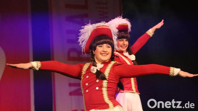 Anmutig und grazil: Die Tänzerinnen der Eulengarde der Narrhalla. Bild: Michael Meier