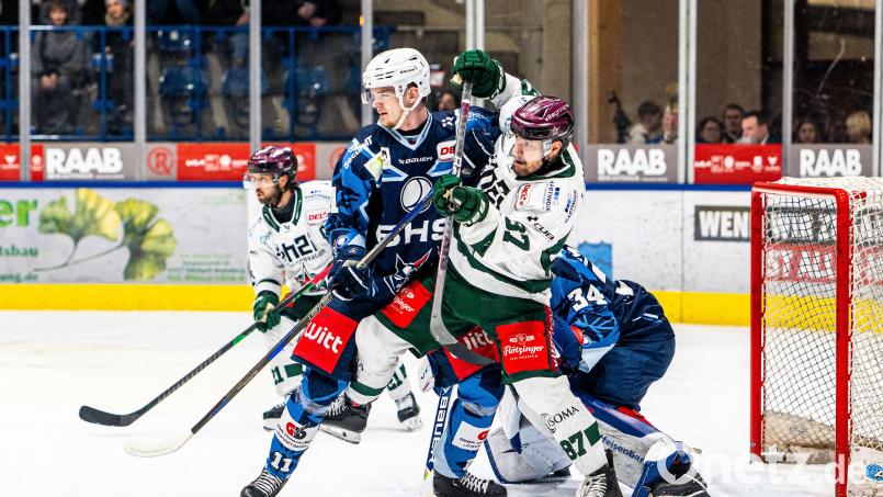 Luis Marusch (blaues Trikot) räumt in dieser Szene den Rosenheimer Fabian Dietz aus dem Weidener Torraum. Beim 3:1-Heimsieg der Blue Devils gegen Rosenheim steuerte der Verteidiger auch einen Treffer bei. Bild: Elke Englmaier