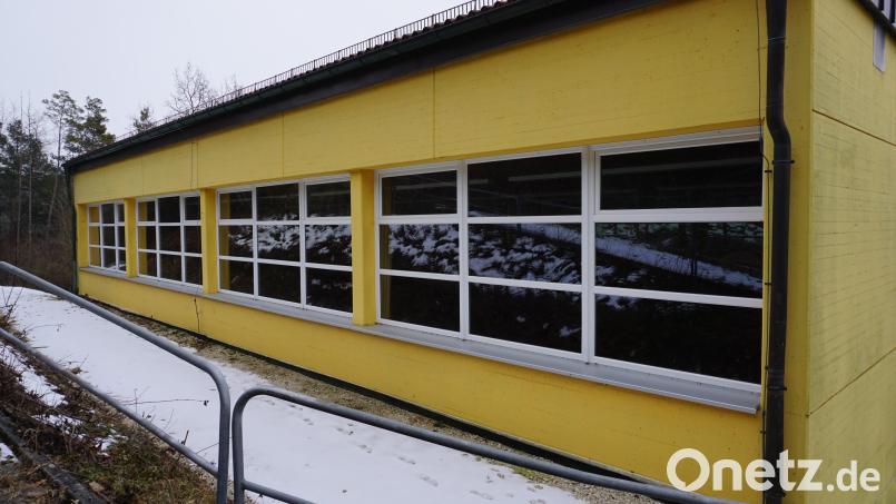 Die Sporthalle der Mittelschule kann derzeit nicht beheizt werden, die Sanierung der Speicheröfen wurde in Auftrag gegeben. Bild: tra