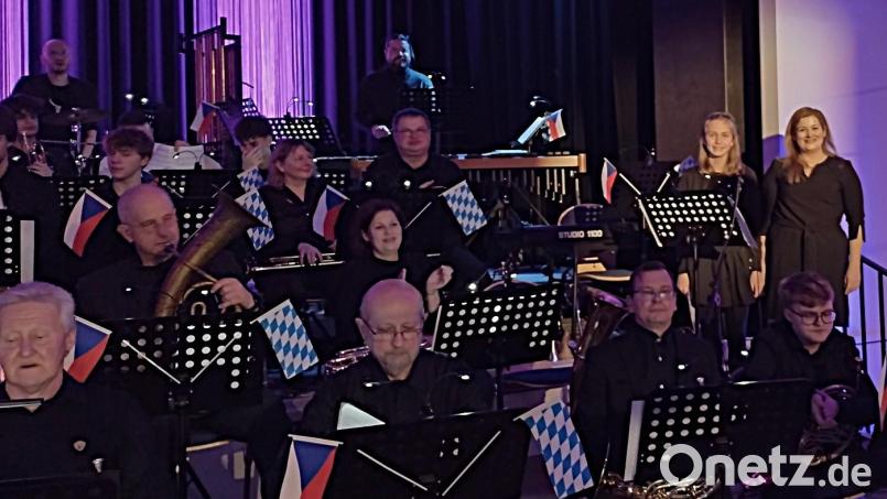 Die 13-jährige Lina (stehend, Zweite von rechts) aus Neuhaus sang mit Jessica Müller (stehend, rechts) "A Milllion Dreams". Bild: ubb