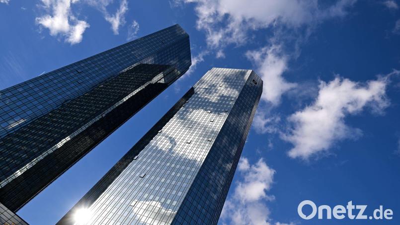 Die Deutsche Bank treibt die Digitalisierung ihres Privatkundengeschäfts voran. (Archivbild) Bild: Arne Dedert/dpa