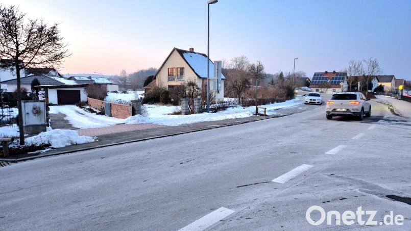 Das mögliche Baugrundstück an der Nabburger Straße hat rund einen halben Hektar Fläche. Kleine Siedlungshäuser wie dieses stehen an seiner Grenze. Dahinter sollen sich bis zu zwölf Meter hohe Wohnkomplexe erheben. Das führt im Bauausschuss des Marktrates zu Bauchgrimmen. Bild: Thomas Dobler
