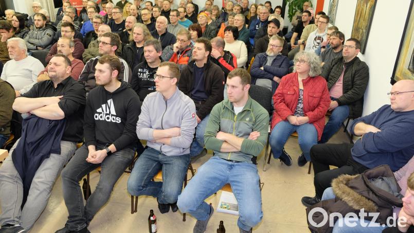 Die Umfrageergebnisse zur Wärmeplanung und die Schlussfolgerungen sowie Informationen zur beginnenden Breitbandverlegung stießen in der Bürgerversammlung in Schlammersdorf auf großes Interesse. Bild: do