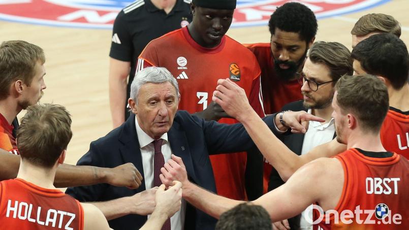 Svetislav Pesic (M) darf sich über einen weiteren Sieg der Bayern-Basketballer freuen. (Archivbild) Bild: Matthias Stickel/dpa