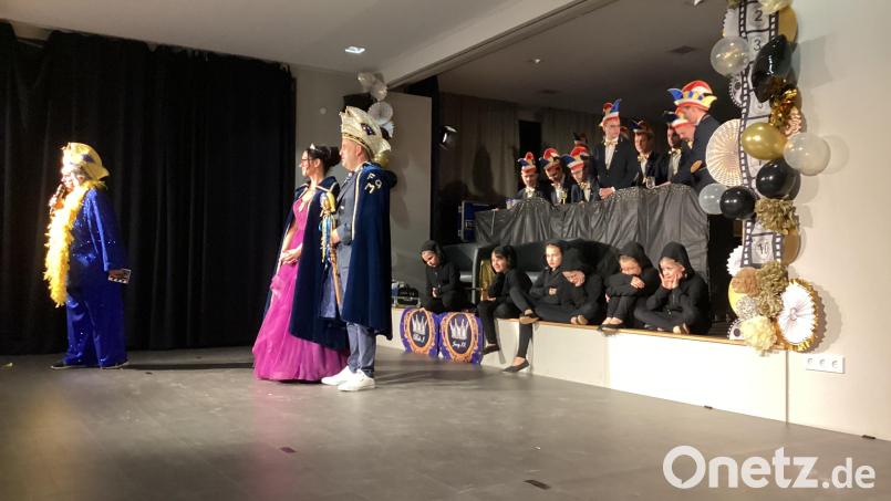 Die Bühne war zwar klein, aber nicht die Akteure: Die Präsidentin der Faschingssparte des ASV Michelfeld Elke Haberberger (links) mit den Prinzenpaar Jenny II und Bob I. Bild: mzi