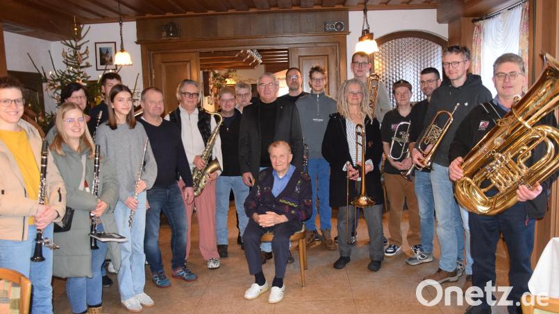 Darüber freute sich Ludwig Vogl (sitzend) riesig: Vor 50 Jahren war er Gründungsvorsitzender der Blaskapelle St. Ägidius. Jetzt, zu seinem 90. Geburtstag, spielten die Musikerinnen und Musiker für ihn ein Geburtstagsständchen. Auch der dritte Bürgermeister Martin Bauer (hinter Vogl) war anwesend. Bild: bö