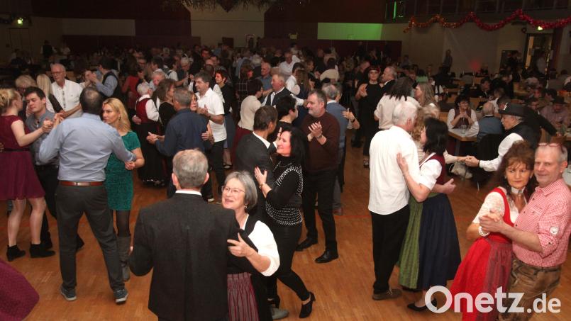 Bei flotter Musik schwangen die Gäste beim Bauernball gut gelaunt das Tanzbein. Bild: Hirsch