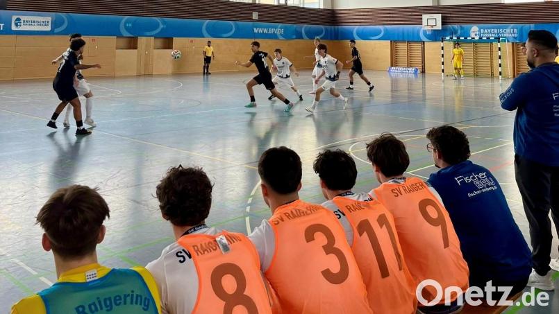 Die Raigeringer A-Jugendlichen (weiße Trikots) traten in Speichersdorf total geschlossen auf und wurden Zweiter. Rechts Trainer Sükrü Atas. Bild: Piehler